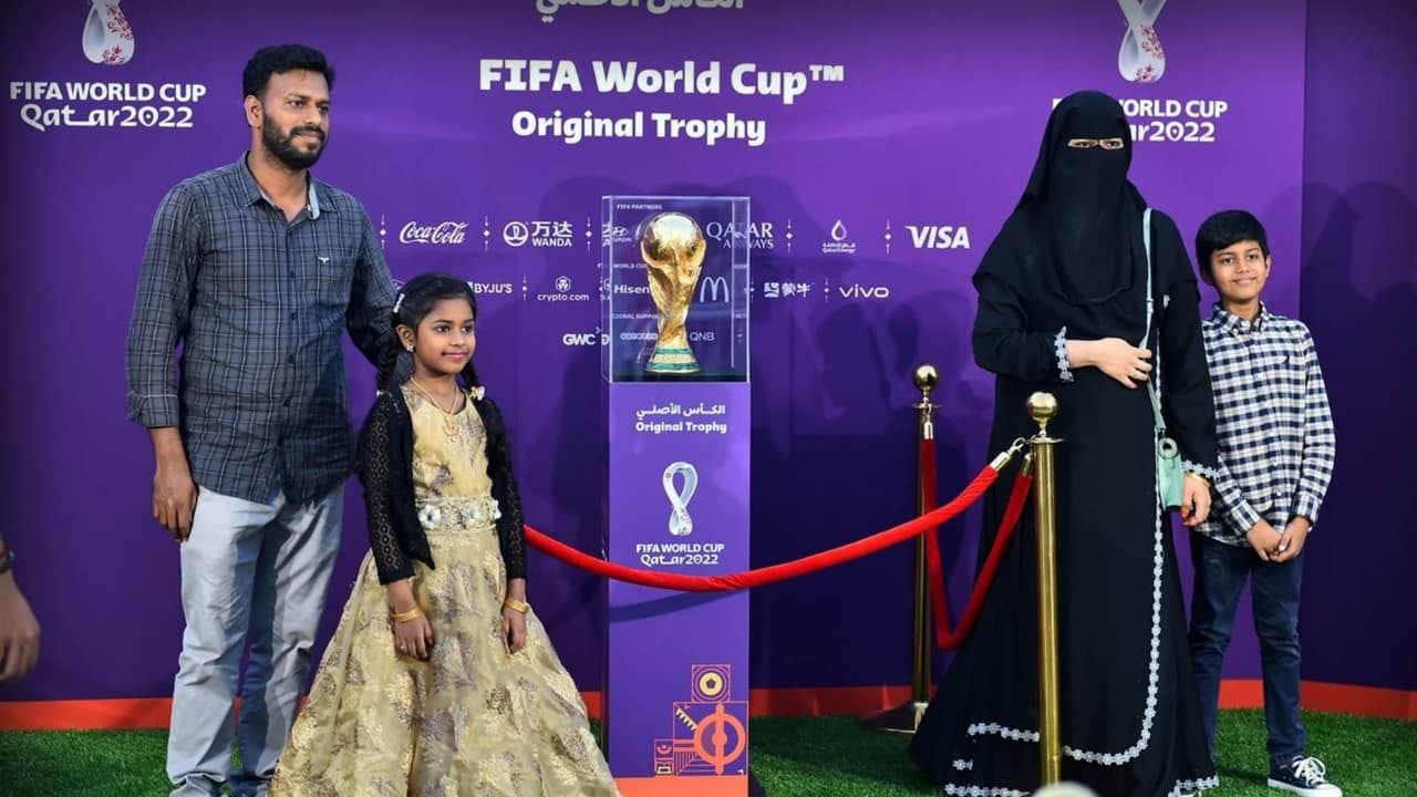 Migrantes hacen filas en Catar para ver el trofeo del Mundial