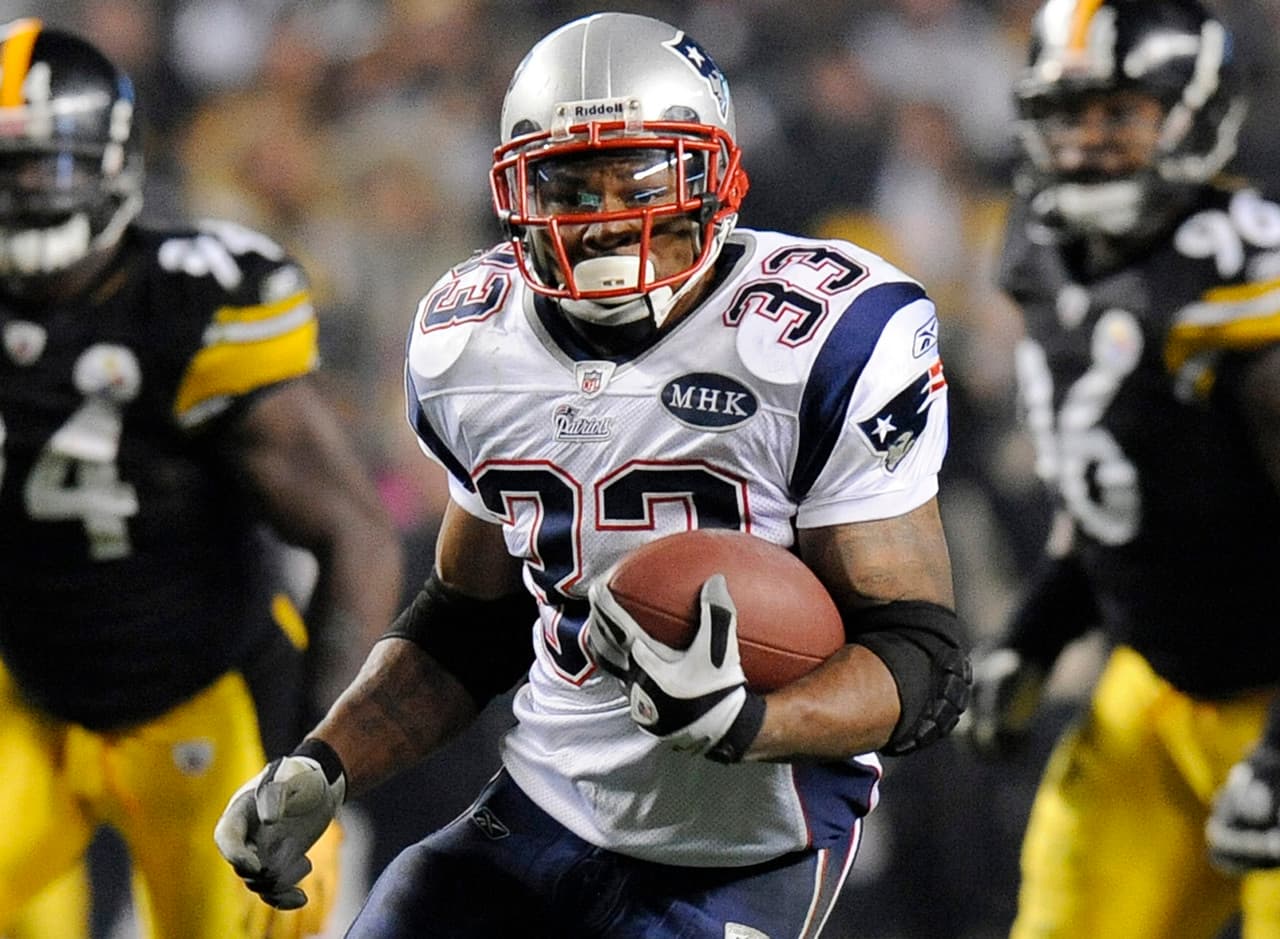 <b>Regresador de patadas: KEVIN FAULK (2000-2011)</b>
<br>En 13 años con los Patriots (12 con Belichick), Faulk fue un tipo que cubría todo y un regresador muy bueno, acumulando 4,098 yardas de regreso de patadas. También tuvo 3,701 yardas por carrera y capturó 864 pases, que son números astronómicos para un jugador de tiempo parcial. Podrías alinearlo en cualquier parte del campo, y constantemente hacía grandes jugadas en situaciones cruciales.