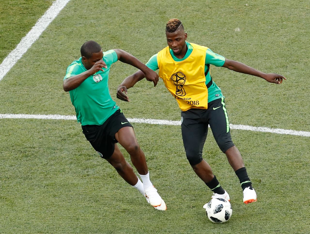 El joven atacante de 21 años del Leicester City Kelechi Iheanacho (der) forcejea por el balón con su compañero Odion Ighalo en la práctica final para los nigerianos de cara al duelo ante Islandia.