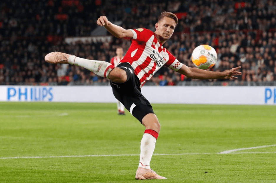 Al minuto 69 un centro del 'Chucky' encontró en el área a Luuk de Jong quien con un taco logró vencer al portero y darle el triunfo a su escuadra.