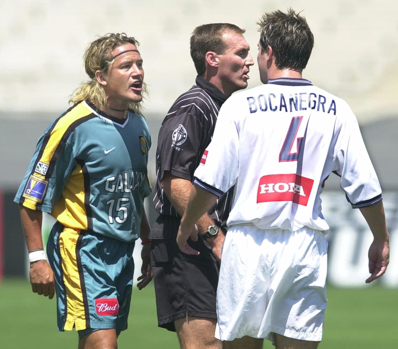 Luis Hernández fue el siguiente en llegar a Los Ángeles Galaxy, primero en la temporada de 1999-2000 y luego en 2001, cuando abandonó por temas personales.