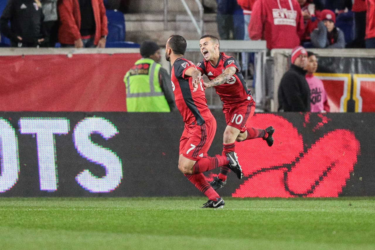 Sebastian Giovinco puso la magia y Toronto FC se llevó el primer round ante Red Bulls