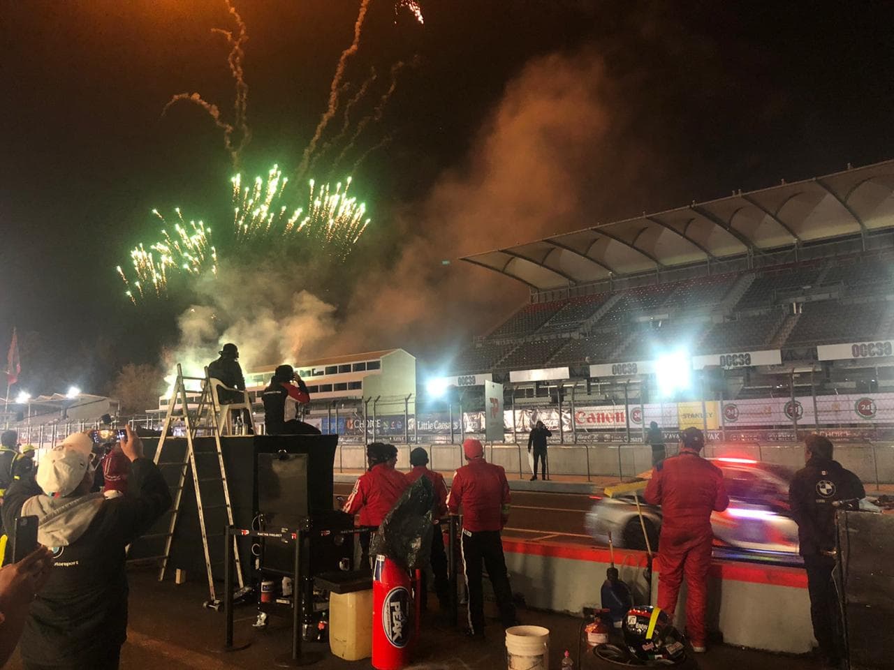 La carrera de 24 horas de duración es más dura para todos durante la fría noche en Iztacalco.