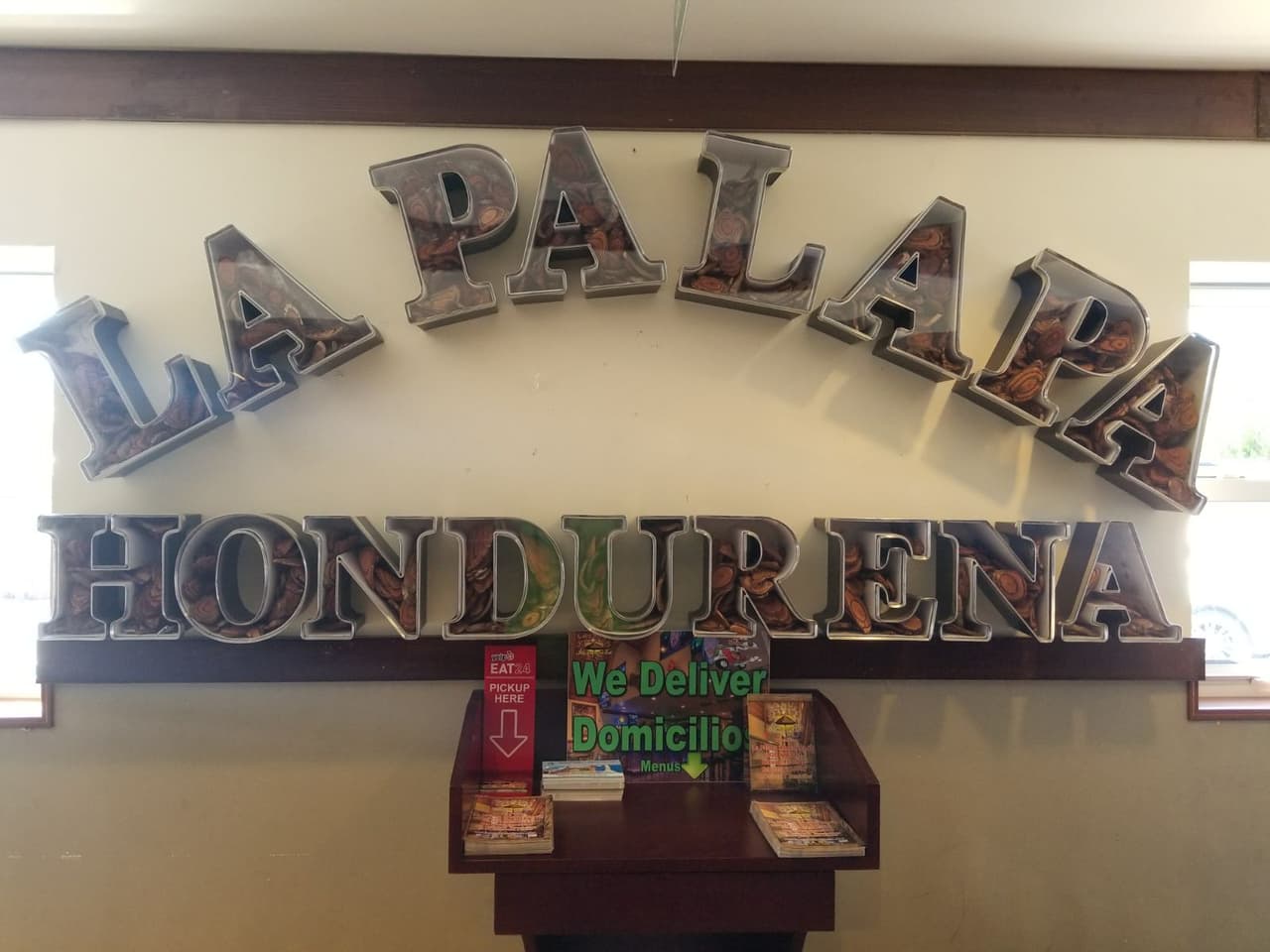 Los colores del Barcelona llegaron a los hinchas en Estados Unidos en La Palapa Hondureña en Miami, para apoyar al equipo en el juego de vuelta de octavos de final contra Chelsea en Champions League.