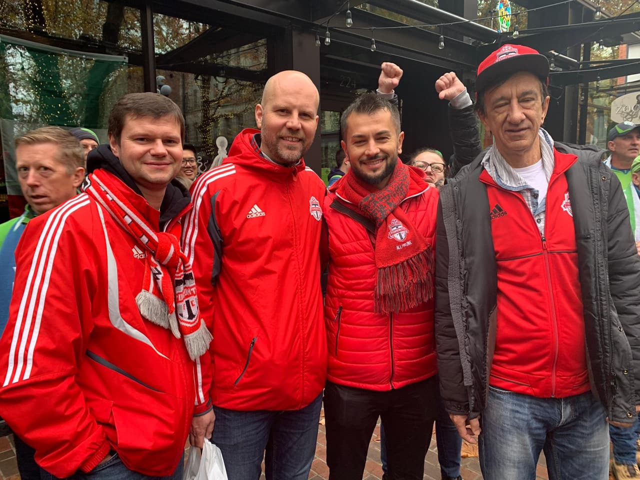 Los hinchas de Toronto FC también son parte del festejo previo.