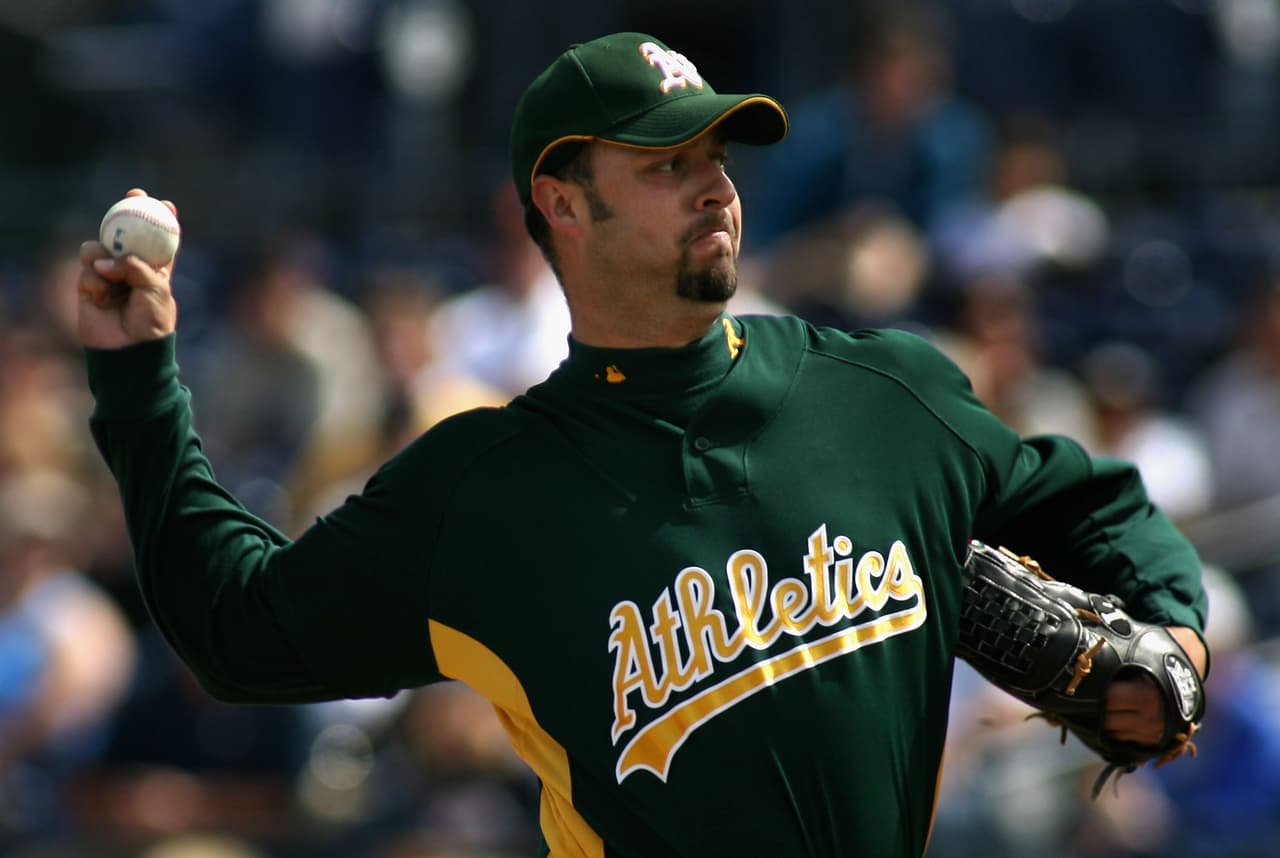 Fue así como en 2006, Loaiza firmó con Oakland Athletics, en donde estuvo hasta 2007. Las lesiones le impidieron mostrar su mejor versión.