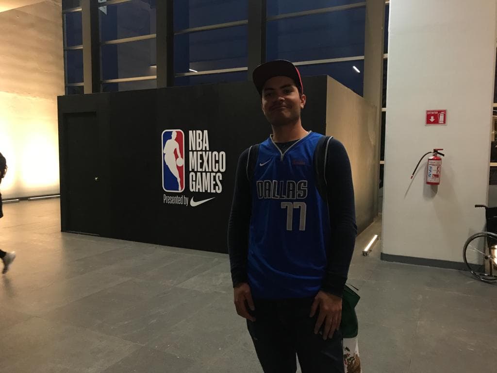 La afición mexicana luce diferentes jerseys, desde LeBron James hasta el de Najera.