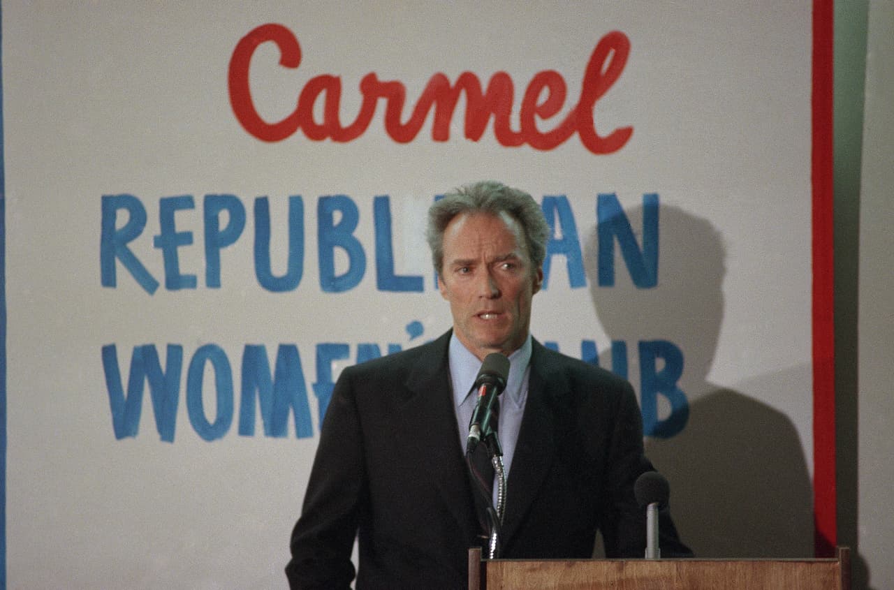 Dejó los foros de grabación para convertirse en alcalde de un pueblo californiano en 1986.