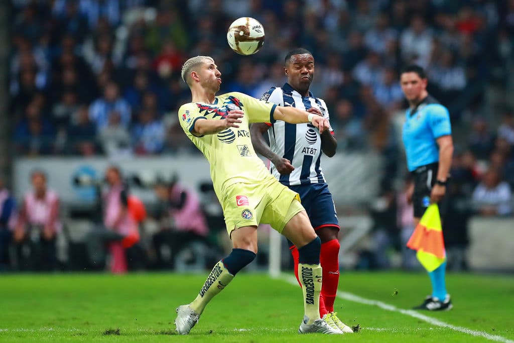 Anticipa a Dorlan Pabón y roba el balón aéreo.