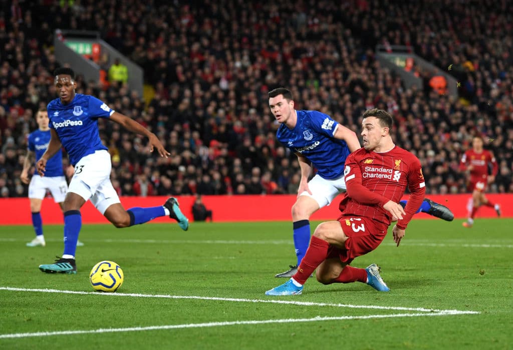 Xherdan remata de primera, raso y cruzado para vencer a Jordan Pickford.