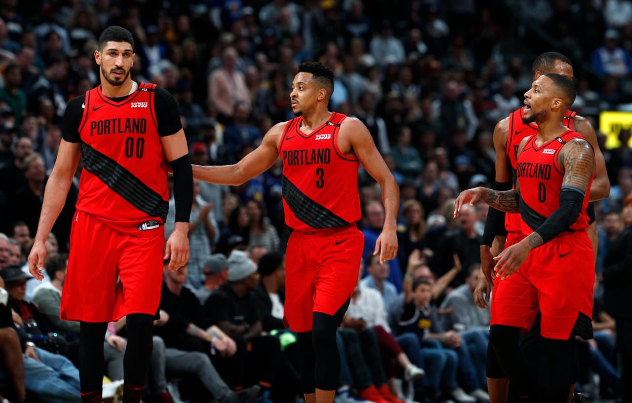 Los Portland Trail Blazers se impusieron 97-90 a los Denver Nuggets en Pepsi Center este miércoles y la serie de segunda ronda de Playoffs de la Conferencia del Oeste se iguala a un triunfo por bando. Estas son las mejores imágenes del Juego 2 de esta contienda.