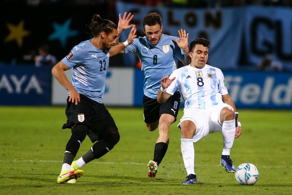 Con la ayuda de Paulo Dybala, Ángel Di María anota el único tanto del encuentro y le da la victoria 0-1 a Argentina sobre Uruguay.