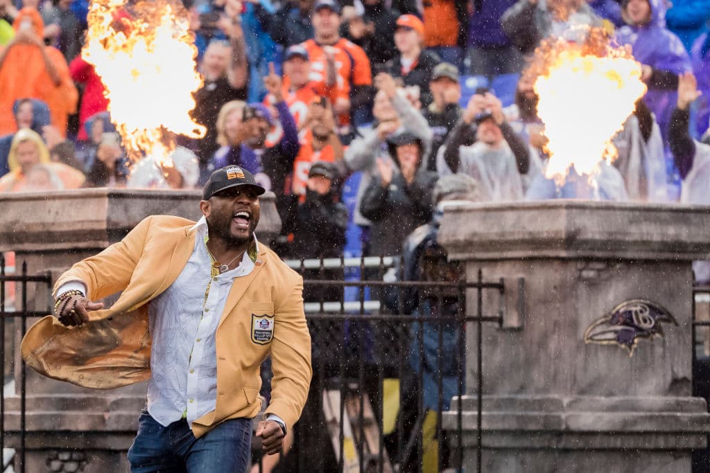 Previo al arranque del partido recibieron en M&T Bank Stadium a Ray Lewis, otrora linebacker estrella de los Baltimore Ravens, con quienes ganó dos Super Bowls y ahora miembro del Salón de la Fama.