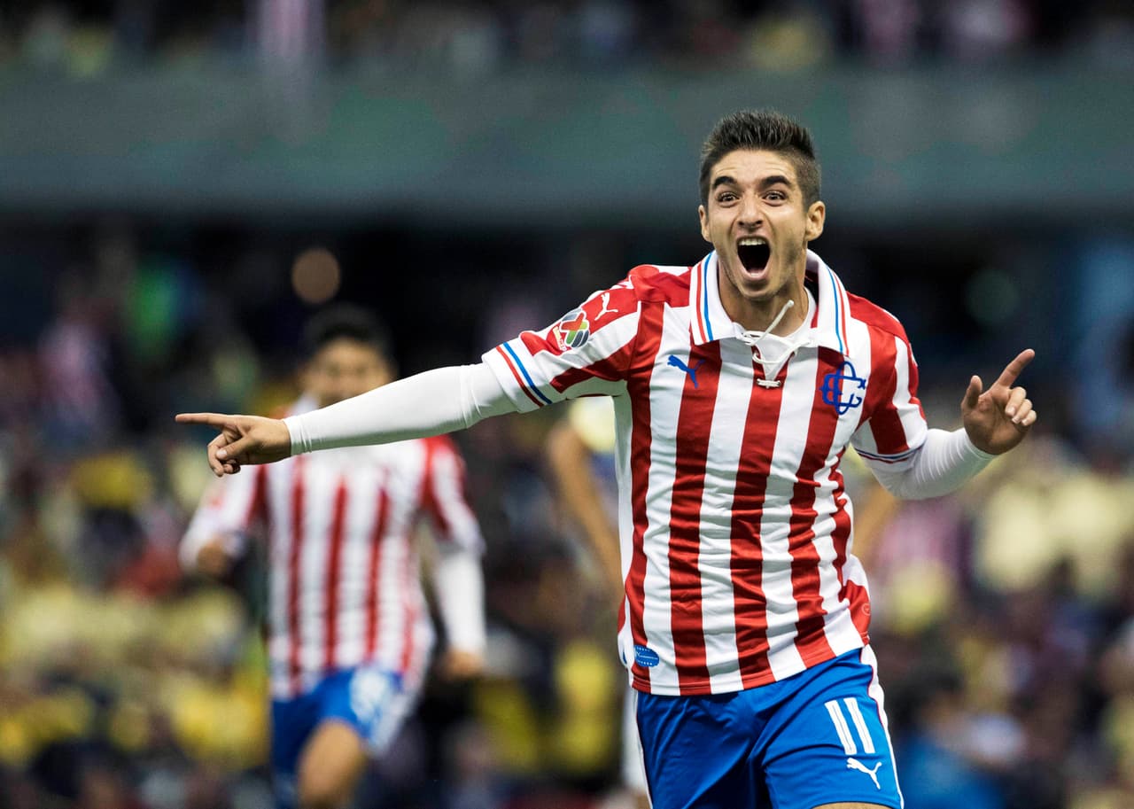 Isaac Brizuela es el séptimo jugador de Chivas que marca un doblete en el clásico nacional en la historia de los torneos cortos.