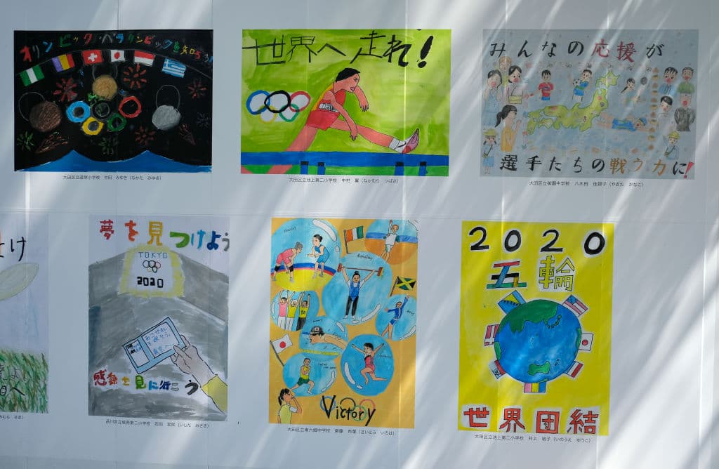 Los fanáticos locales viven con intensidad la fiesta del deporte.