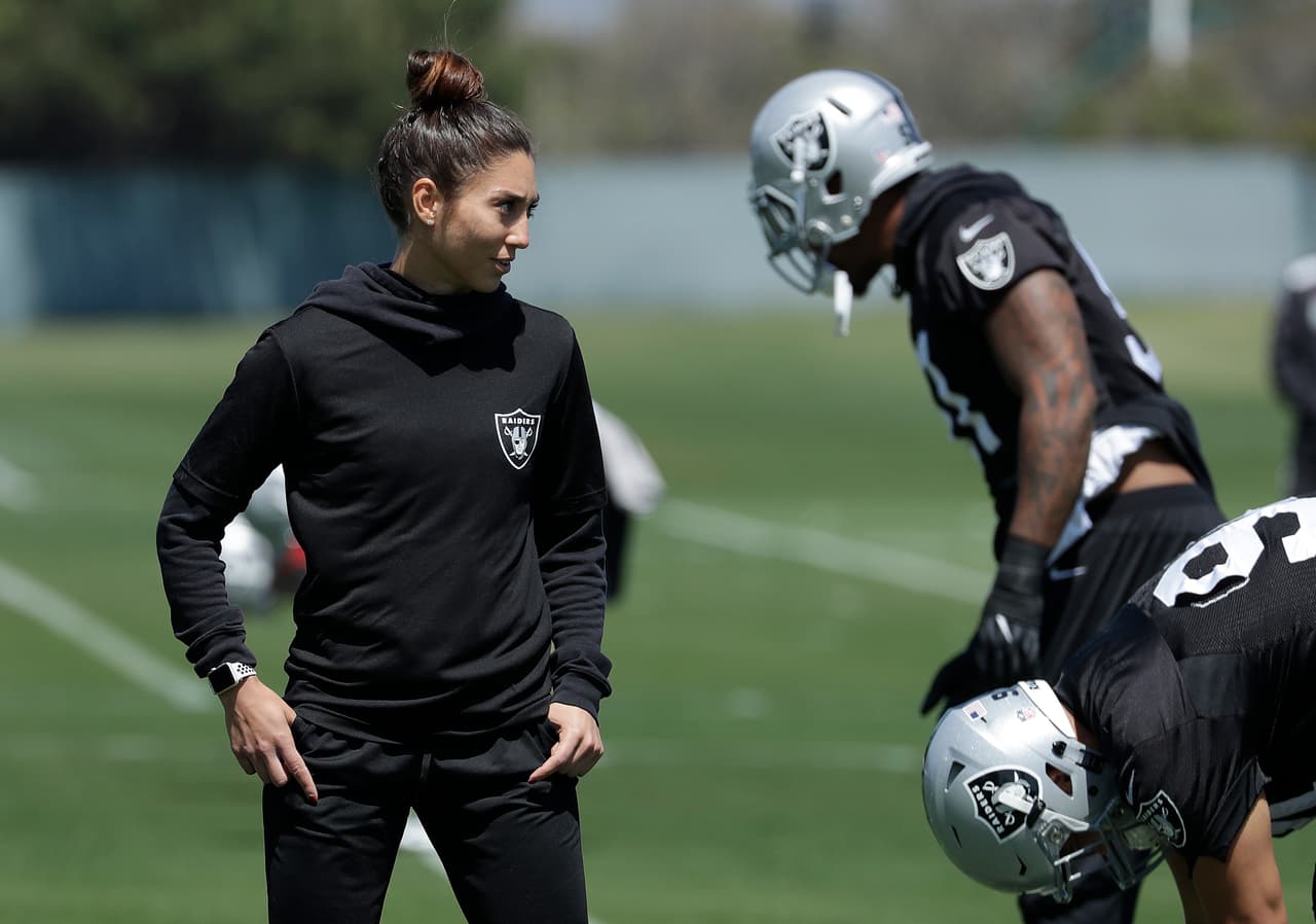 Kelsey Martínez se convirtió en la primer mujer entrenadora en los Oakland Raiders y sigue un crecimiento de las mujeres en su participación en el fútbol americano de la NFL.
