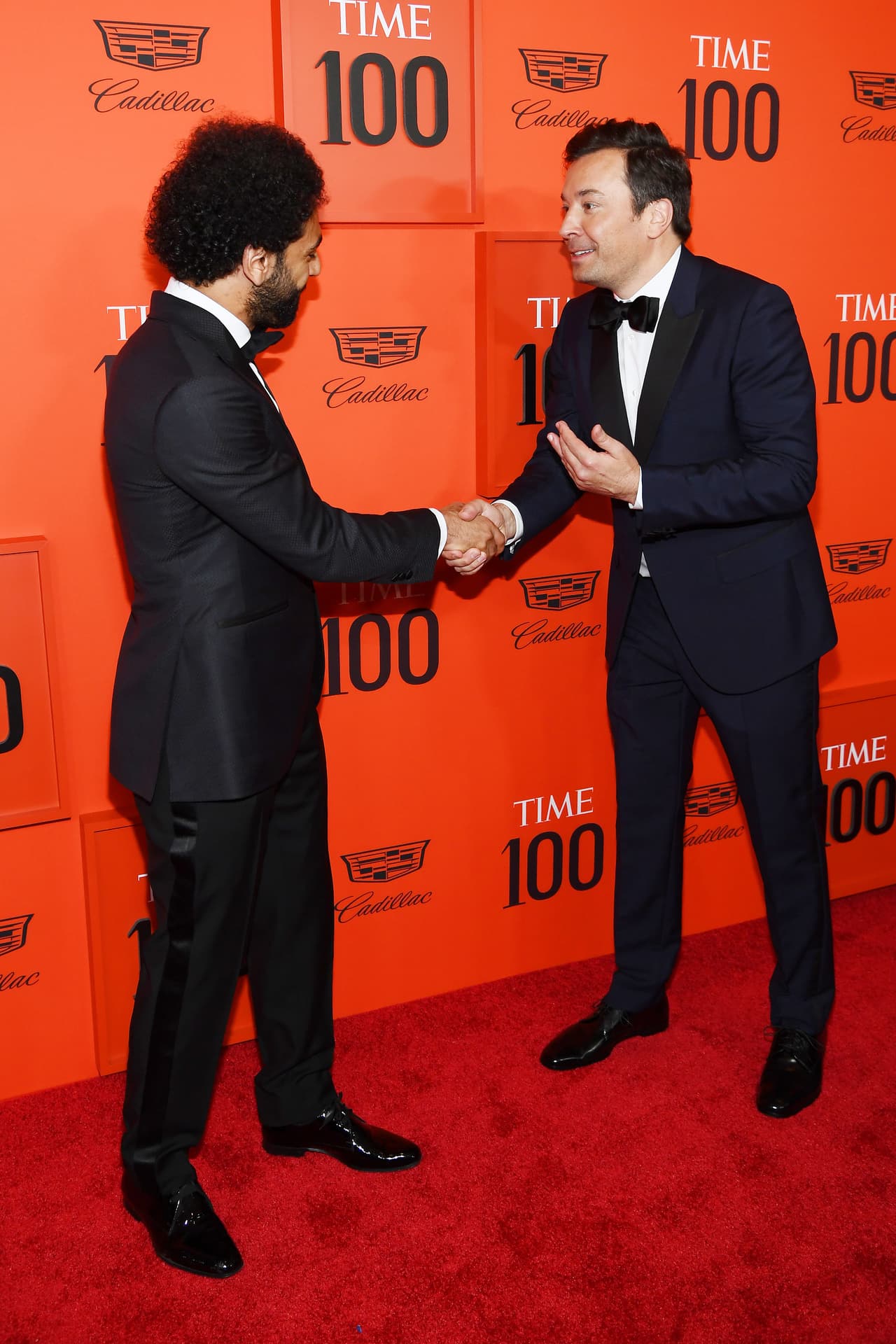 El presentador Jimmy Fallon fue uno de los primeros que no pudo evitar mostrarse emocionado al conocer a Salah en la alfombra roja del evento.