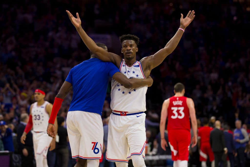 Los Philadelphia 76ers se negaron a ser eliminados en casa al vencer 112-101 a los Toronto Raptors en el Juego 6 de su serie de Playoffs de segunda ronda en la Conferencia del Este en la NBA y con esto forzaron al séptimo y definitivo encuentro, que habrá de jugarse el domingo próximo. Jimmy Butler anotó 25 puntos y Ben Simmons aportó 21 para que los Sixers alarguen la serie en Canadá.