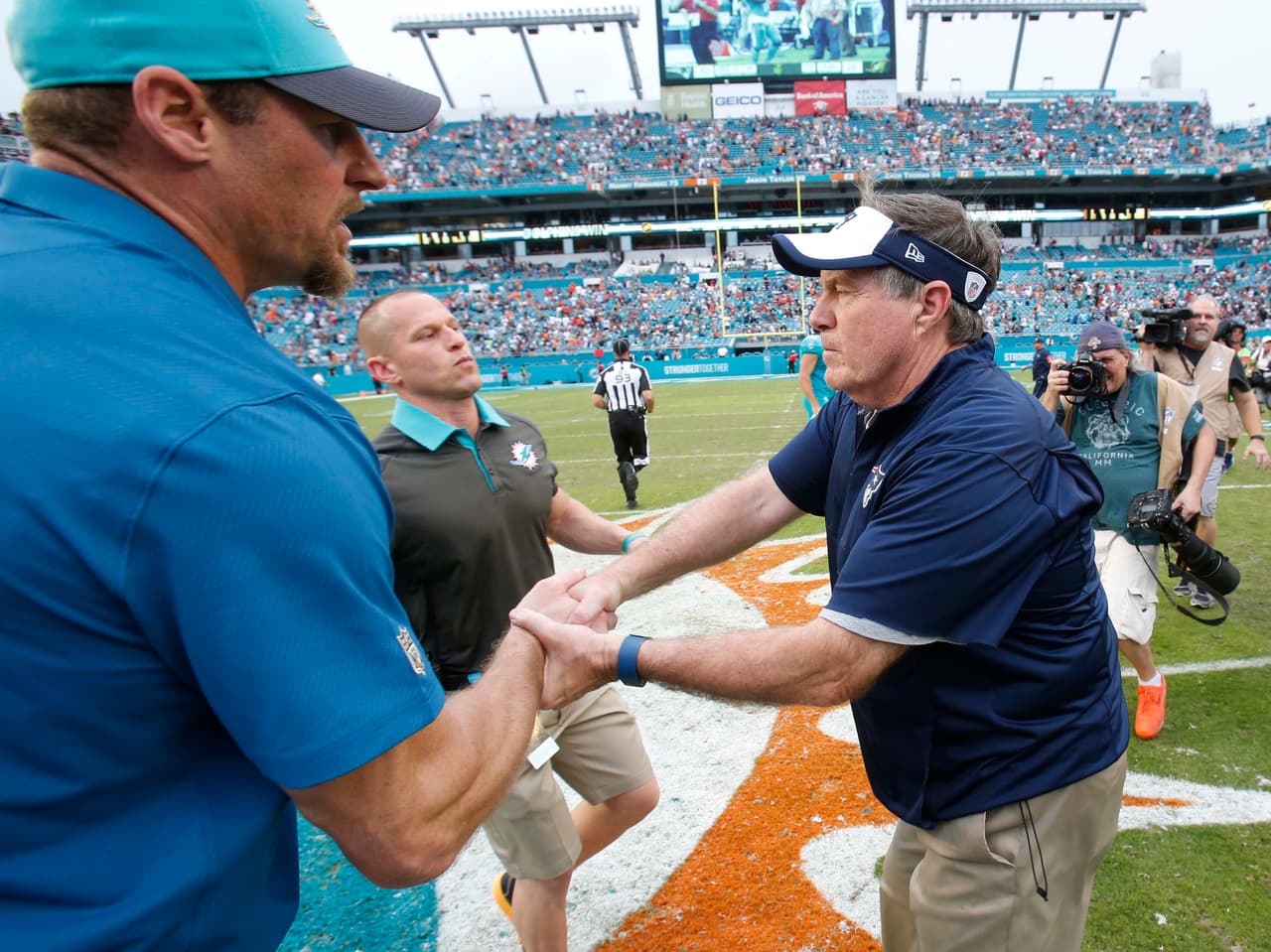 Tom Brady tuvo un mal día en Florida y los Patriots fueron derrotados 20-10 por Dolphins, y con ello la posibilidad de ser los sembrados N°1 AFC. Checa las mejores tomas de este duelo.