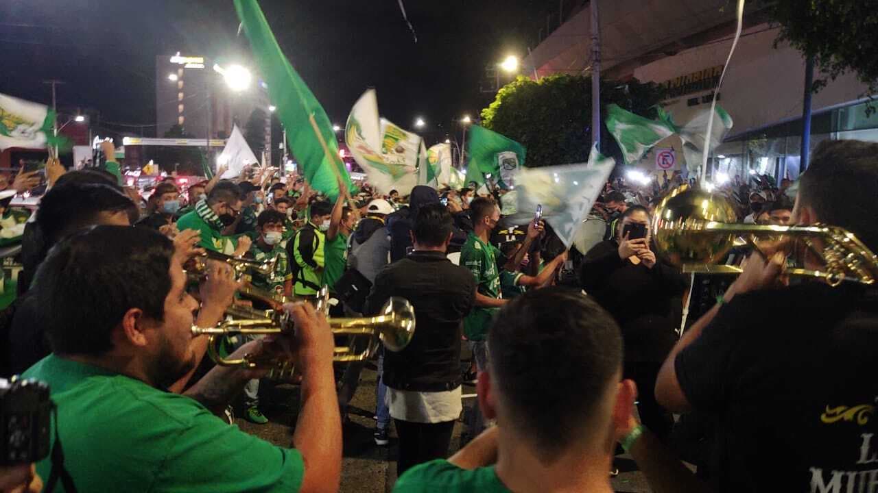 Así se vive la previa de la Semifinal de vuelta León vs Chivas | Los aficionados del conjunto esmeralda dejaron de lado los protocolos sanitarios para apoyar en el Estadio de León.