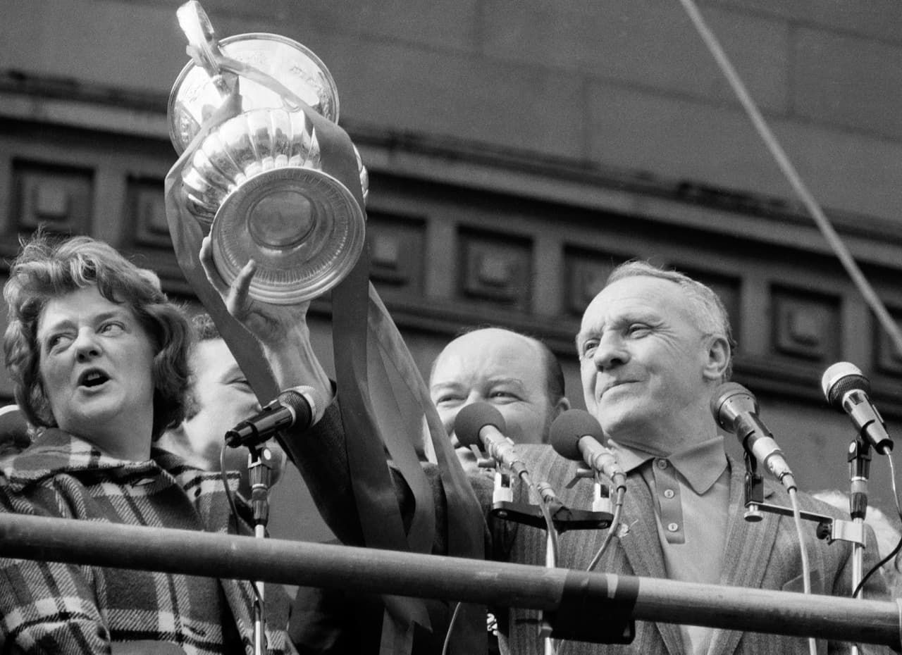 10. Bill Shankly (Escocia) - Es uno de los entrenadores más icónicos en la historia del Liverpool. Cambió el rumbo del club regresándolo a Primera División, consiguiendo seis títulos (tres de Liga), poniendo la famosa frase 'This is Anfield' en el pasillo hacia el césped del estadio y cambiar el uniforme del club al rojo actual.