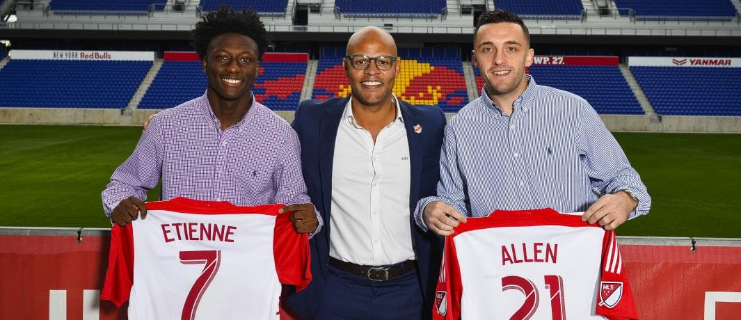 Derrick Etienne y Brandon Allen con el director del NYRB, Ali Curtis.