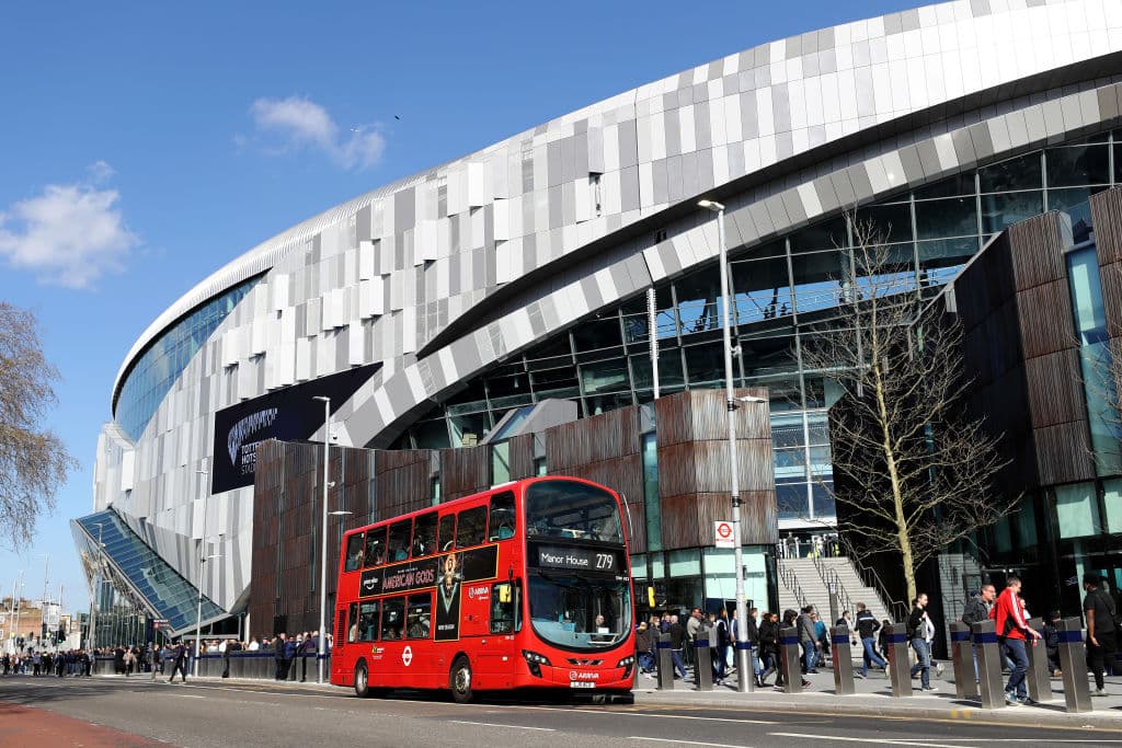 Un autobus londinense a las afueras del inmueble localizado donde antes estaba el estadio White Hart Lane.