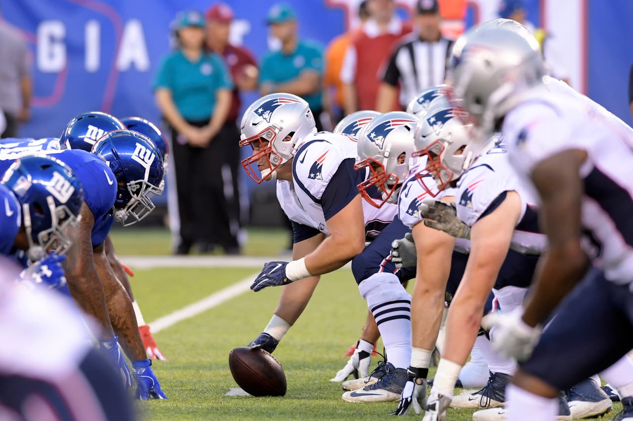<b>Patriots 17-12 Giants</b>. El corredor de tercer equipo Danny Etling inclinó el juego a favor de New England con un acarreo de 86 yardas en el segundo medio ante New York en el MetLife Stadium.