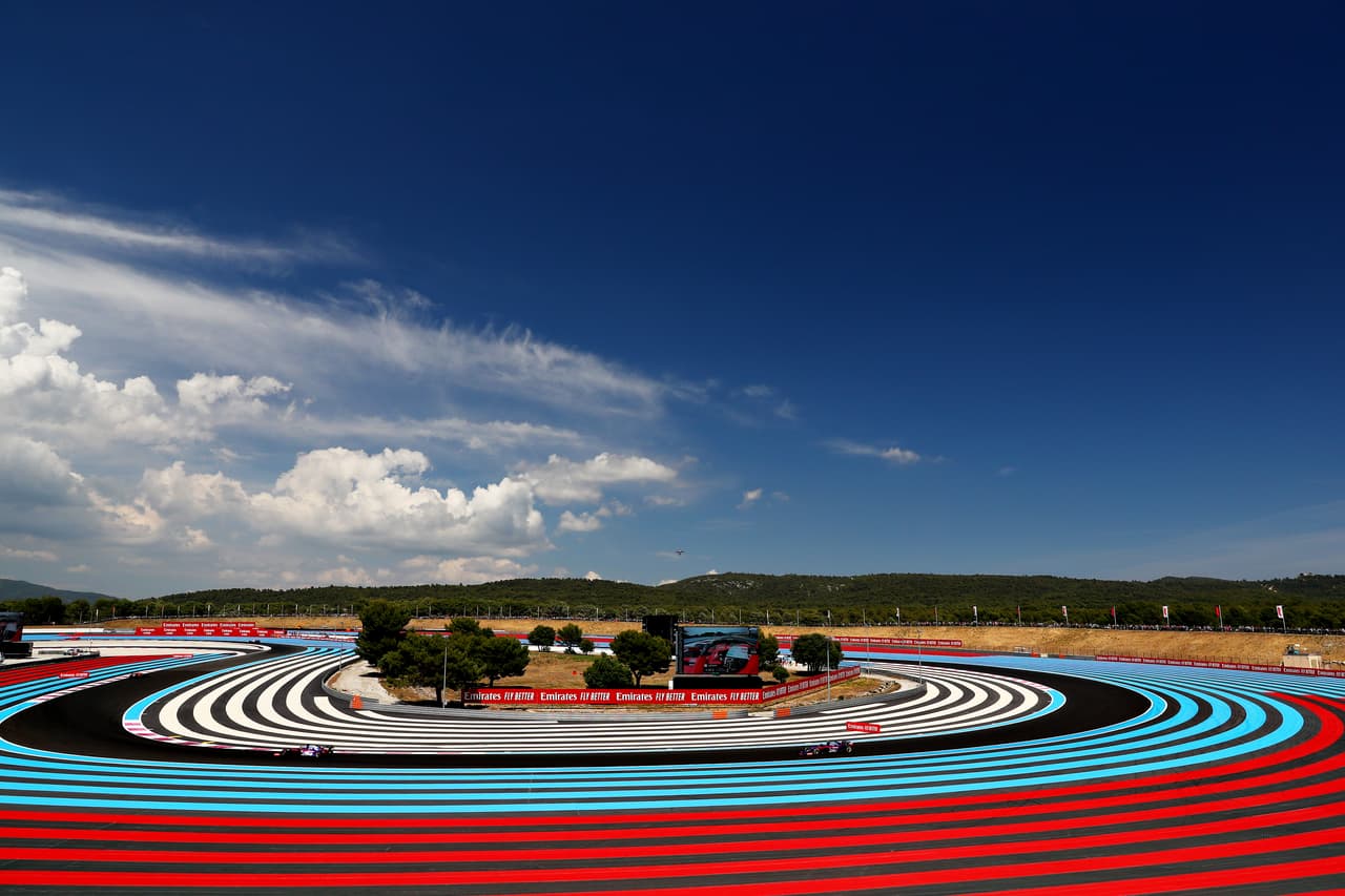 Este viernes la acción en el Gran Premio de Francia (Circuito Paul Ricard en Le Castellett) inició con las dos primeras sesiones de prácticas libres. Los autos de Mercedes volvieron a estar en lo más alto de la clasificación: Lewis Hamiton en la primera y Valtteri Bottas en la segunda. Por su parte, Sergio 'Checo' Pérez fue puesto 11 y 16, respectivamente.
