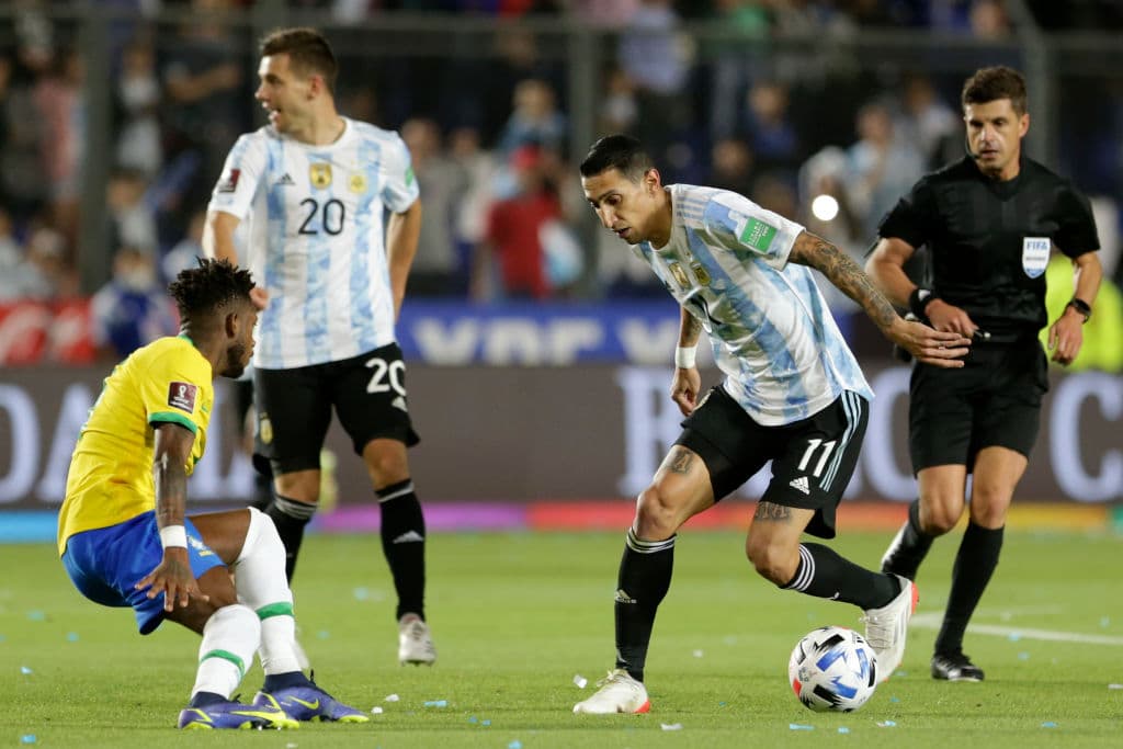 Argentina no logra demostrar su futbol en casa y Brasil se queda a centímetros de robarles los piuntos en el empate 0-0.