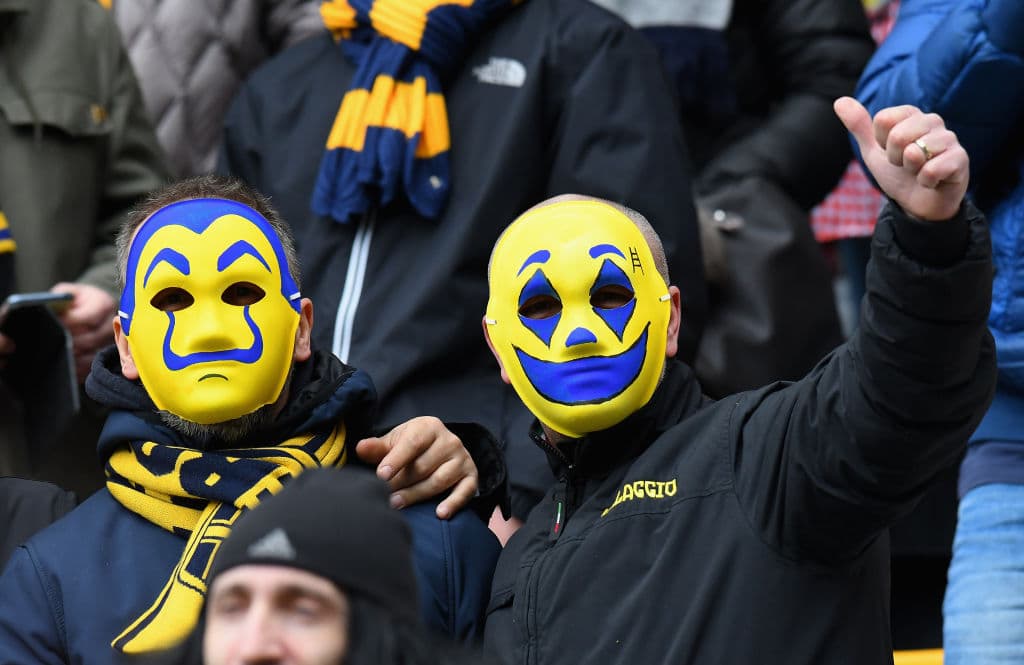 Afortunadamente, la rivalidad de ambos equipos se refleja en el colorido que hay en las tribunas cada que ambos clubes se enfrentan.