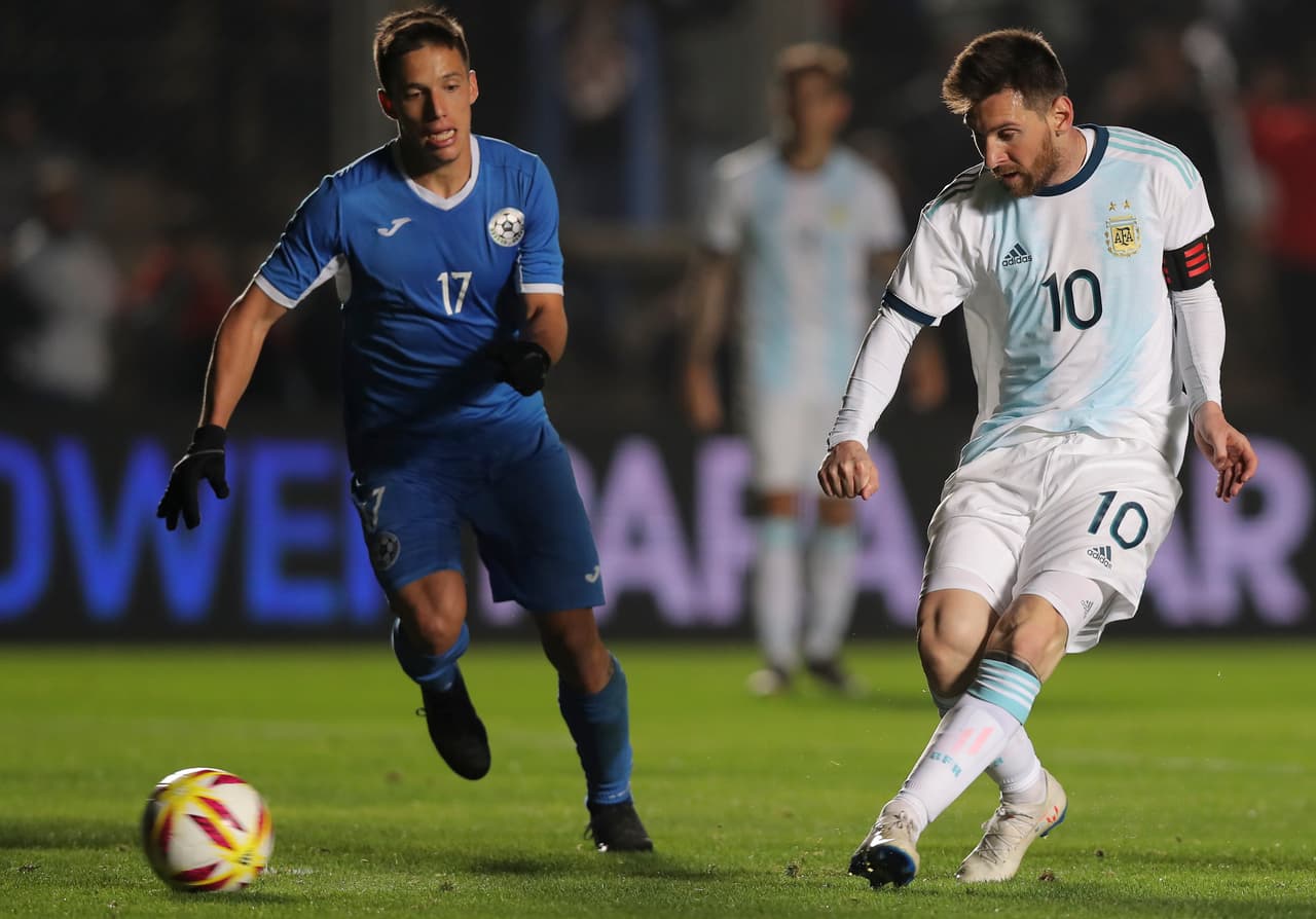 Gran parte de los ataques argentinos pasaron por los pies de Lionel. El jugador del Barcelona hizo de las suyas y marcó doblete en los minutos 37 y 38.
