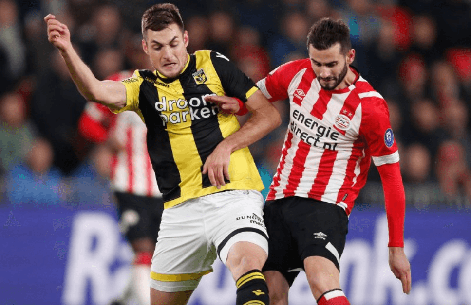 Los primeros minutos fueron muy apretados y los espacios no aparecían para hacer daño en las áreas.