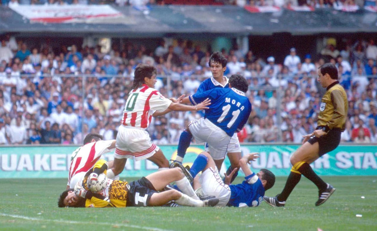 En la temporada 1994-1995, los Rayos tenían una plantilla que haría historia ya que en sus filas tenían a Alex Aguinaga, Ricardo Peláez, Ignacio Ambriz, Alberto García Aspe, Sergio Zarate, Ivo Basay entre otras figuras, y eran dirigidos por Manuel Lapuente.