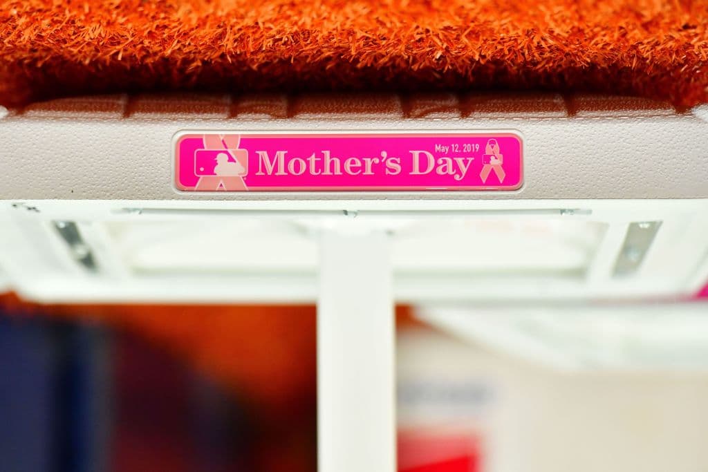 Con mensajes en el rostro, en los zapatos, con guenteletas, muñequeras, guantes, bates y detalles en las bases y otras señales, los peloteros en las Ligas Mayores celebraron el Día de las Madres tiñendo los diamantes de Major League Baseball de rosa. Una de las caras laterales de esta almohadilla dejaban clara la festividad de este día.