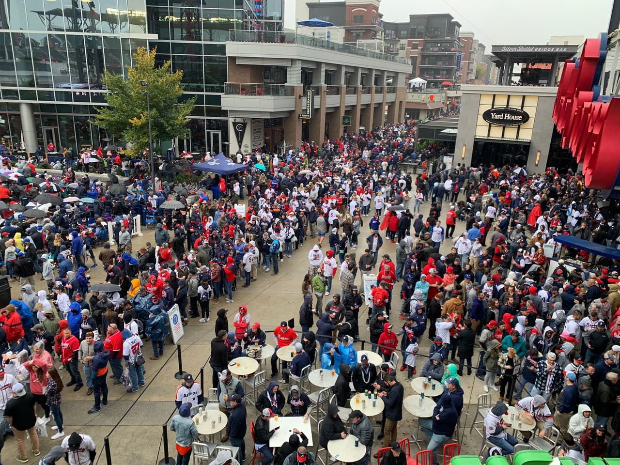 Con lluvia y 9 grados centígrados, Aficionados de Atlanta inundan las inmediaciones del Truist Park para alentar a sus jugadores en la búsqueda de la Serie Mundial.