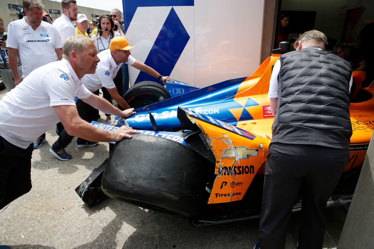 Aunque el auto quedó muy averiado, el espaol tuvo fortuna al chocar de manera paralela y luego irse sin mucha fuerza al muro contrario.
