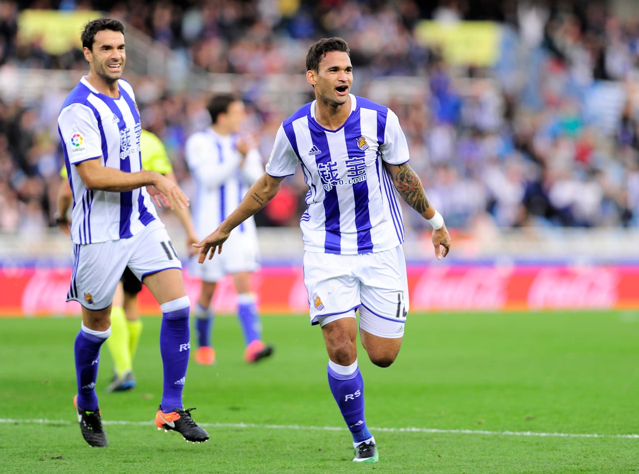 Por olfato goleador, Vela podría jugar la posición de nueve. Pero ese puesto en la Real pertenece al brasileño Willian José (12 goles en 28 partidos).
