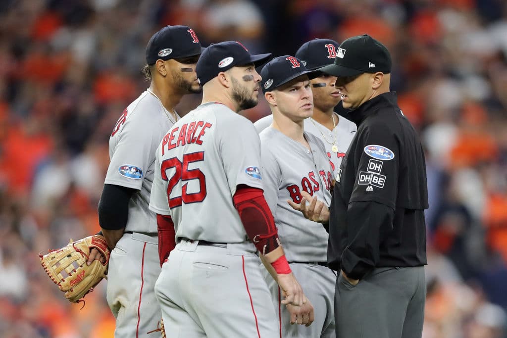 Los umpires no marcan en autómático el jonrón, incluyendo al de la raya del jardín derecho. Hay reclamos de los dos bandos a los árbitros.