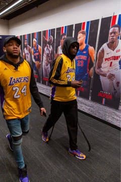 Los Detroit Pistons homenajearon a Kobe Bryant con jerseys de entrenamiento con sus números y nombre, además lo aplaudieron a los 24 segundos de juego.