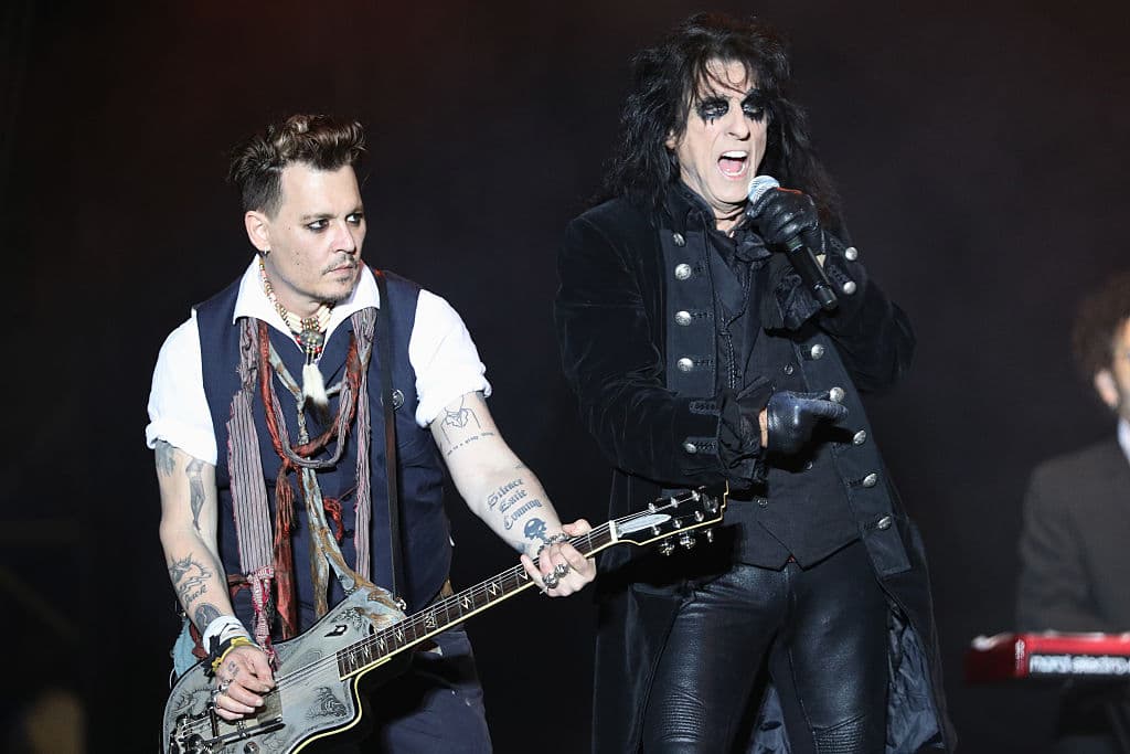 Mientras tanto, Hollywood Vampires se ha visto obligado a cancelar su próxima gira por el Reino Unido y Europa debido a la actual crisis del coronavirus.