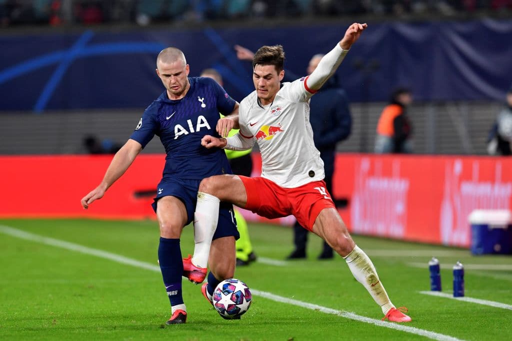 El Inglés Eric Dier presiona con rapidez y le roba el balón al delantero Patrik Schick.