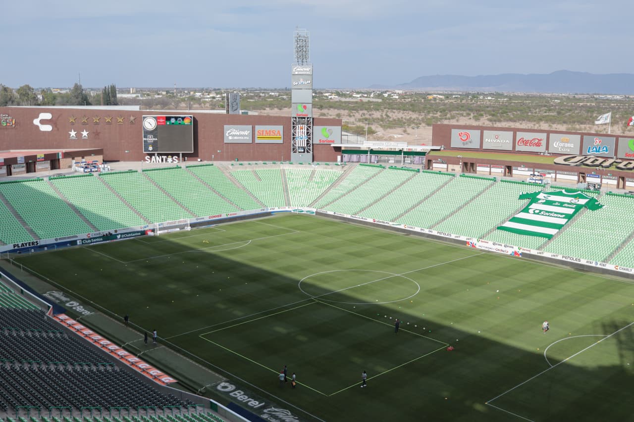 <b>Santos 2-1 Necaxa</b> | Una playera gigantesca acompañó a Santos para su enfrentamiento ante Necaxa.