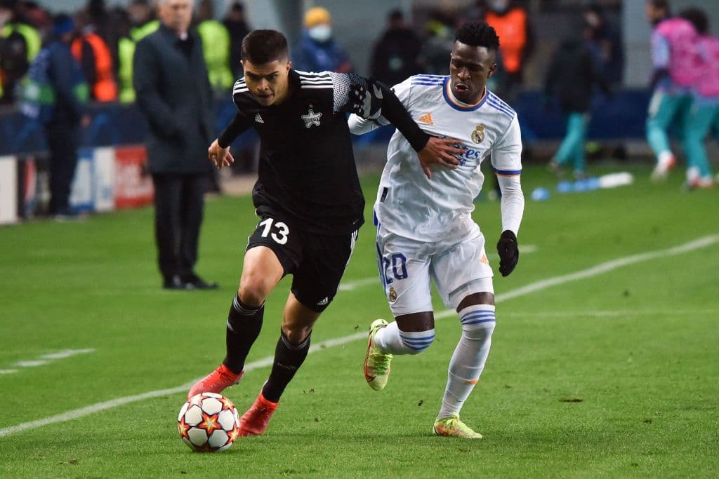 Real Madrid derrota 3-0 al Sheriff Tiraspol con anotaciones de David Alaba (30'), Toni Kroos (45+1') y Karim Benzema (55'), poniéndose como líderes de grupo y asegurando su clasificación a la siguiente ronda de la UEFA Champions League.