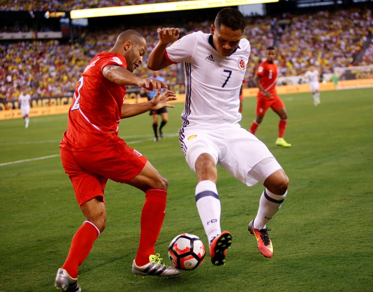 7. Carlos Bacca – Entró en la desesperación de los últimos minutos cuando Colombia buscaba una hazaña. No tuvo balones en el área y se hizo notar más por enfrascarse en una bronca con Jara y Medel que le valió una amarilla por rijoso. Calificación (5)