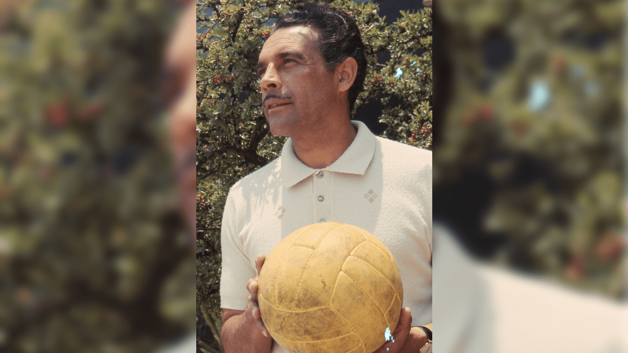 Formó parte del Campeonísimo tras ganar dos títulos consecutivos en las temporadas 1936-1937 y 1937-1938.