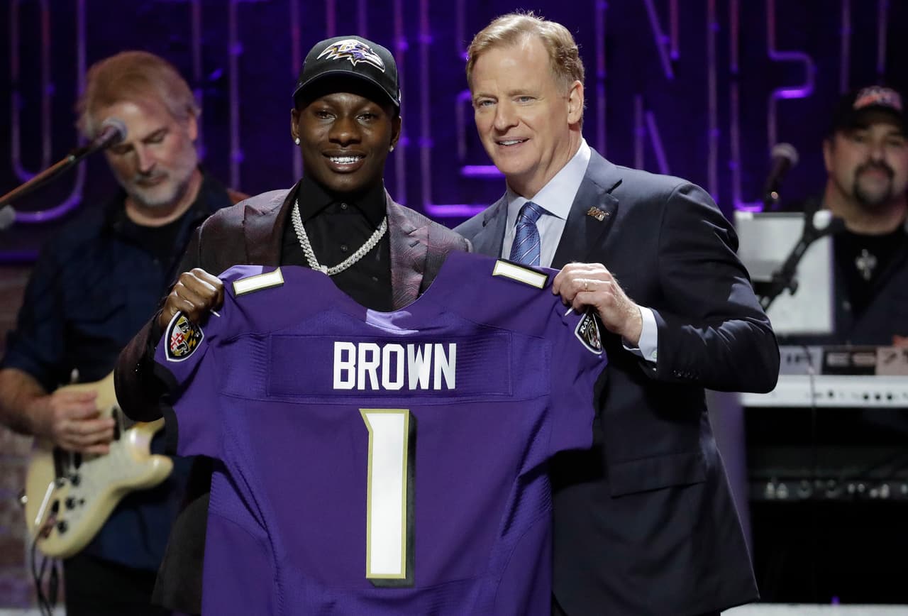 <b>25) Marquise Brown (Oklahoma)</b>. El primer receptor seleccionado en este Draft fue el flanker de los Sooners para llegar a los Baltimore Ravens en la posición 25.