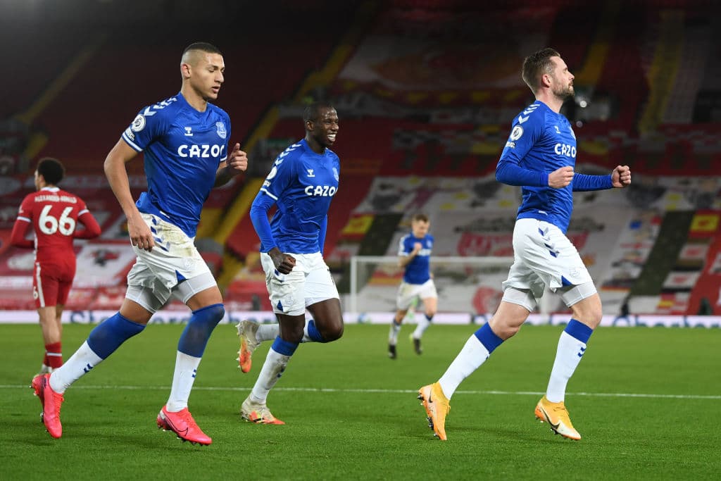 Richarlison (3’) marcó muy temprano en el partido para poner el frente a los de Ancelotti. Sigurðsson (83’) sentenció el resultado mediante la pena máxima. Liverpool y Everton cierran la jornada 25 con 40 unidades en la sexta y séptima posición del futbol inglés, momentáneamente.