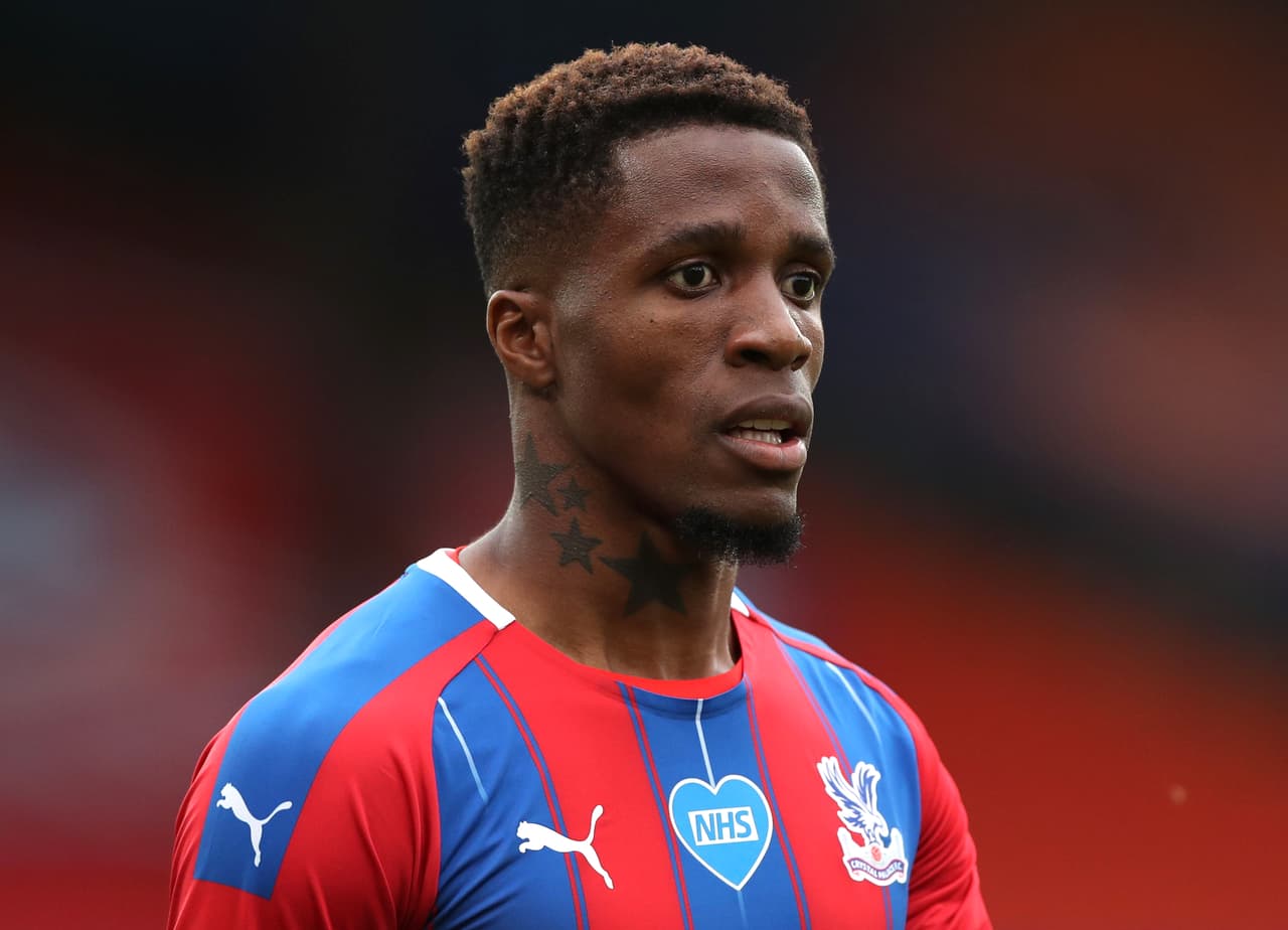 Wilfried Zaha denunció insultos racistas previo al juego ante Aston Villa.