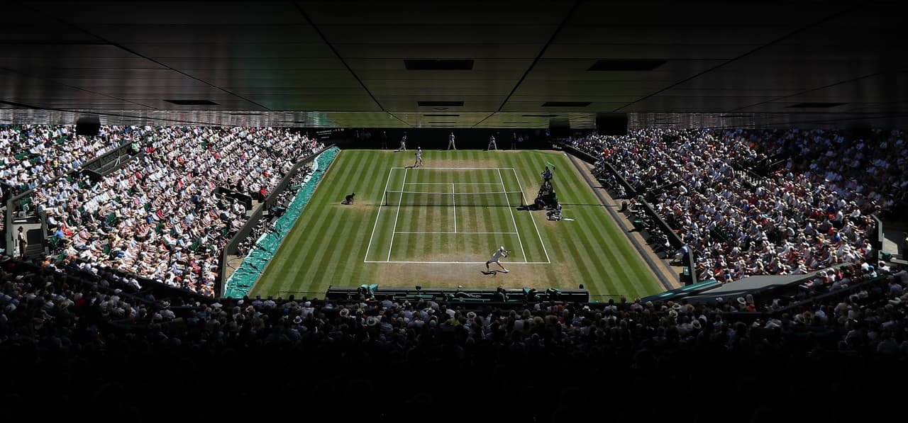 Así estaba la cancha de Wimbledon para vivir una final inédita y que podría coronar por quinta vez a Djokovic.